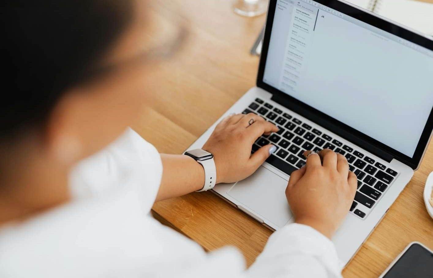 E-Mail-Marketing-ist-nicht-tot-Kunden-aus-Newslettern-zu-erhalten-Automatisierung-laptop